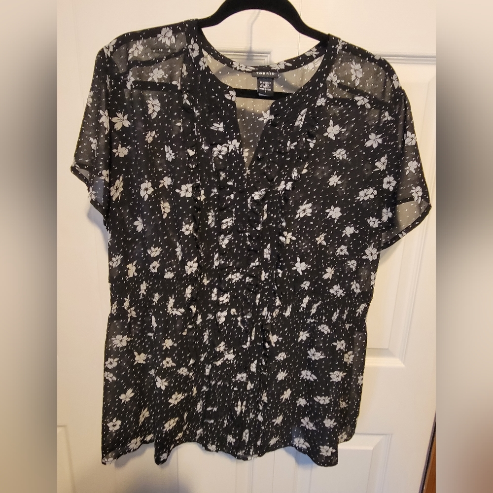 Torrid Georgette Ruffle Front Flutter Sleve Blouse, EUC, size 2